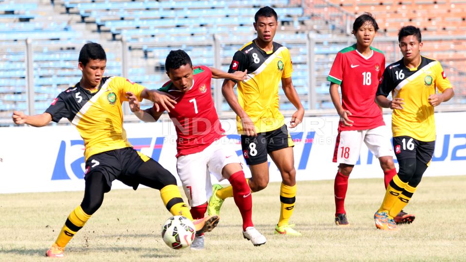 Timnas Indonesia U-23 saat melawan Brunei Darussalam U-23 di tahun 2015. Copyright: © Herry Ibrahim/INDOSPORT